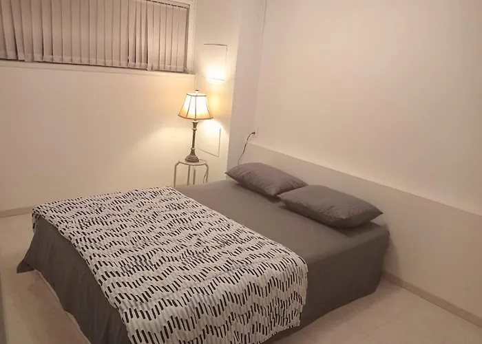 Budget Stay Near Guildford Mall - Walk To Shopping, Restaurants, Transit G5