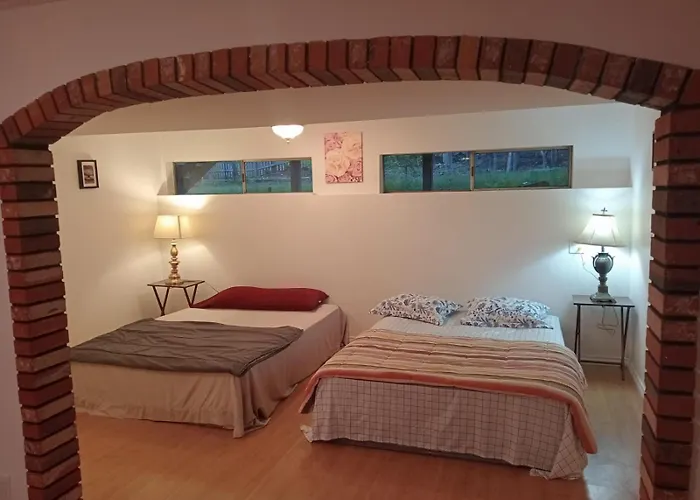 Great Family Room For Upto 6 Adults Near Guildford Town Center