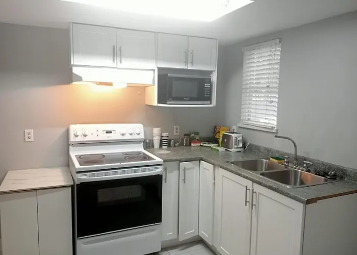 Family Room With Attached Bathroom At King George Boulevard- Restaurants, Shopping, Transit At Walking Distance Kg3