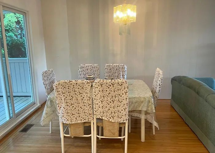 Guildford Bungalow Near Downtown - 5 Min To Coquitlam