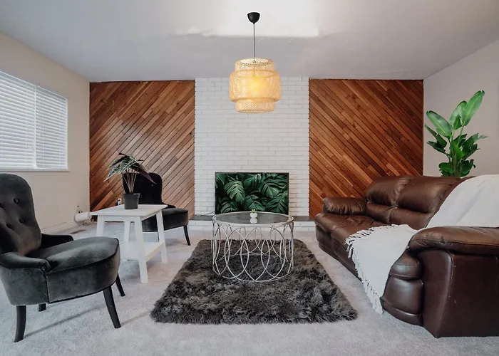 Rustic Wooden Retreat- 2 Mins To Surrey Downtown