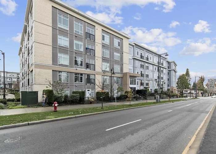 Skytrain Accessible,Free Parking, Gym, 2 Bedroom Sleeps 6 Central Apartment In Surrey