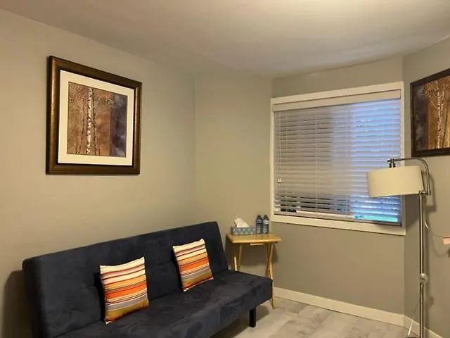Homestay At King George Boulevard, Surrey