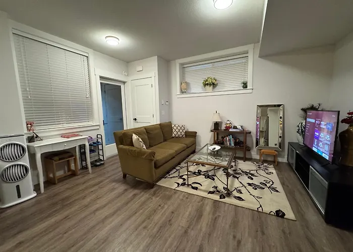 Modern 2Br Suite Near Morgan Creek & White Rock