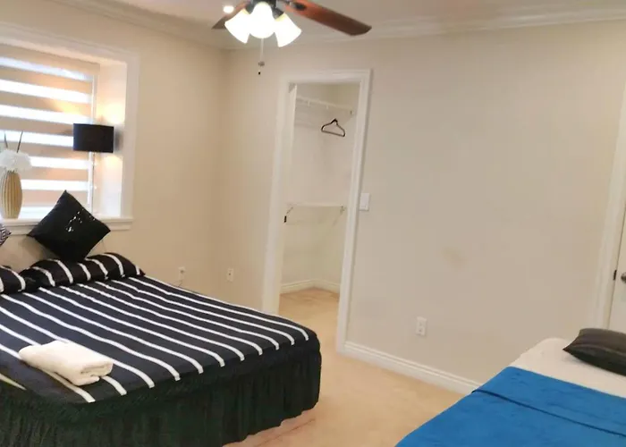Private Cozy Room Near Scot Road- Walk To Restaurants, Shopping & Transit