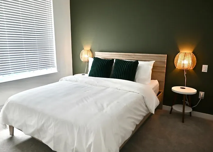 Premium 2 Bedroom Boho Condo Stay In Central Location