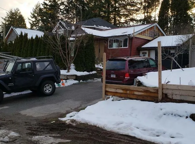 Surrey Chic 2 Bdrm Basement Unit