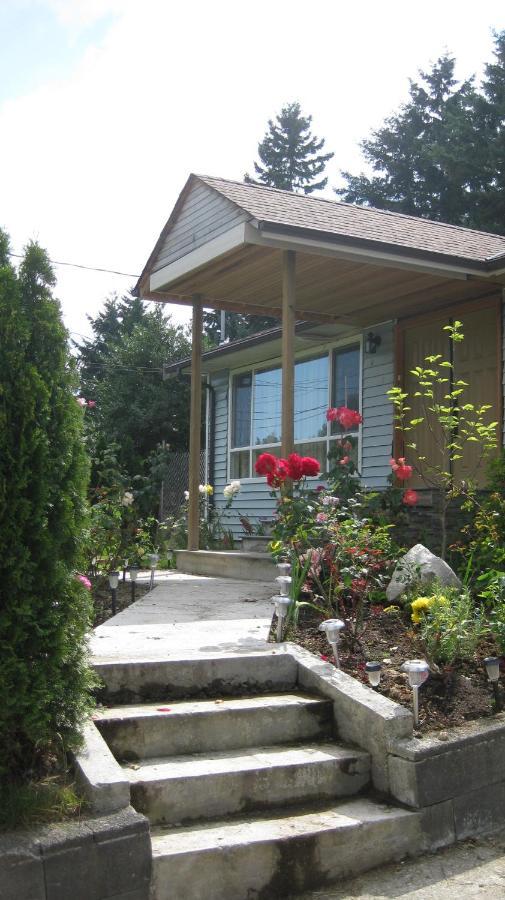 Chic 2 Bdrm Basement Unit Apartment *