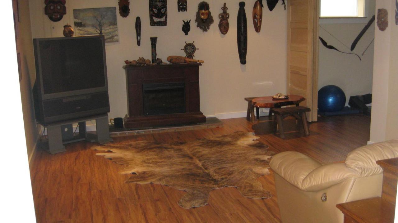 Apartment Chic 2 Bdrm Basement Unit