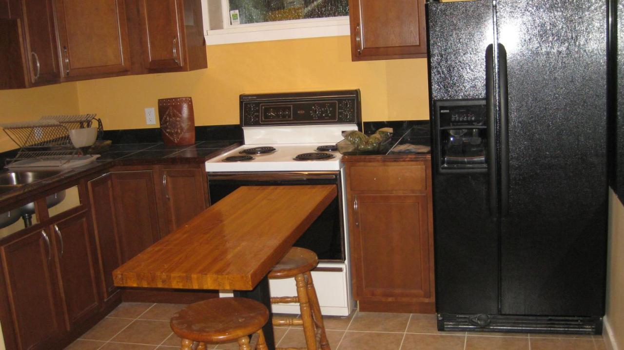 Chic 2 Bdrm Basement Unit *