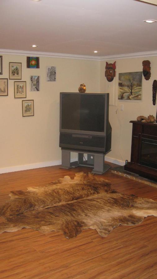 Chic 2 Bdrm Basement Unit Apartment *
