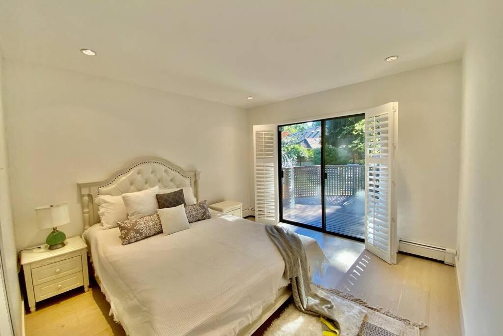 Lux White Rock Pool House Beachfront Like *