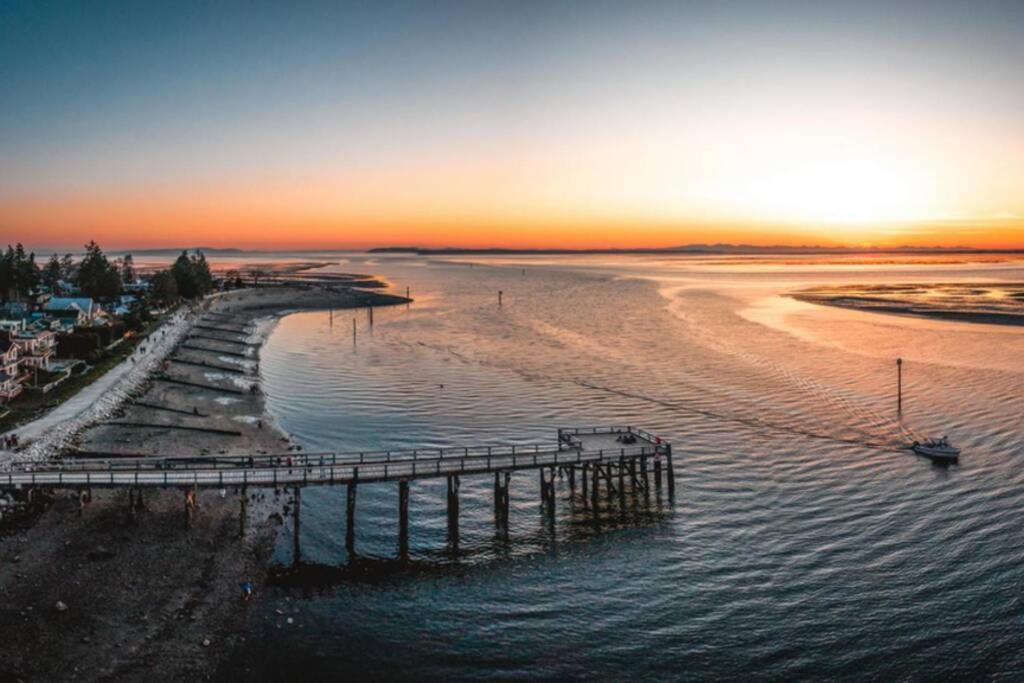 Lux White Rock Pool House Beachfront Like * Surrey