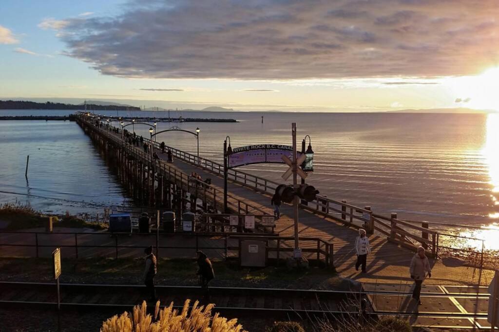 Lux White Rock Pool House Beachfront Like Villa Surrey