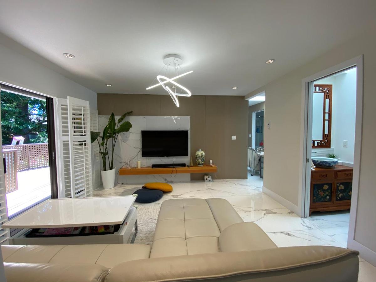 Lux White Rock Pool House Beachfront Like Villa Surrey