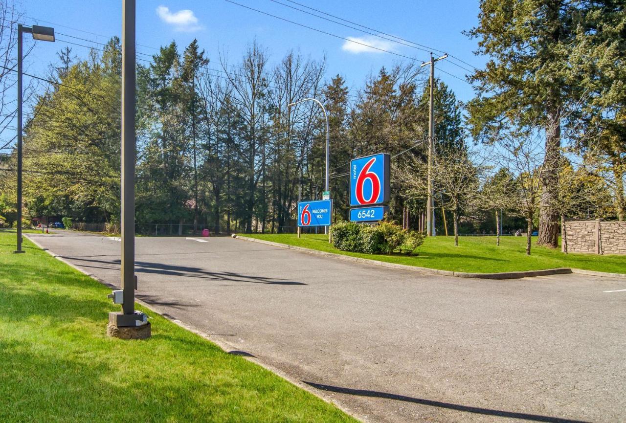 6 Surrey, Bc 2* Surrey