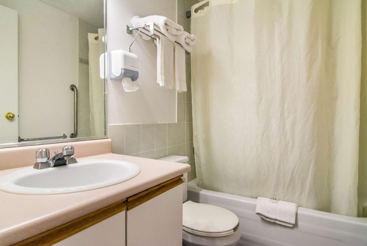 6 Surrey, Bc Hotel Surrey