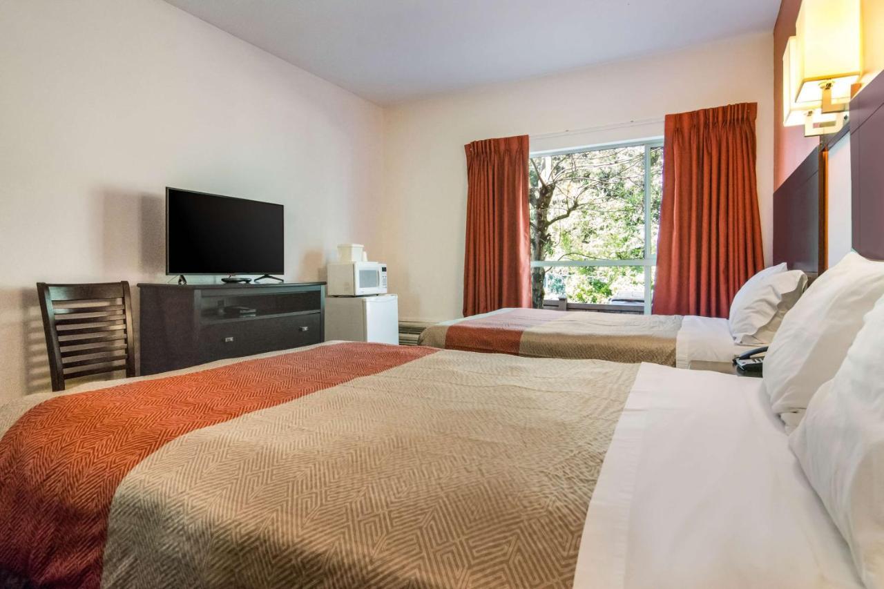 6 Surrey, Bc Hotel