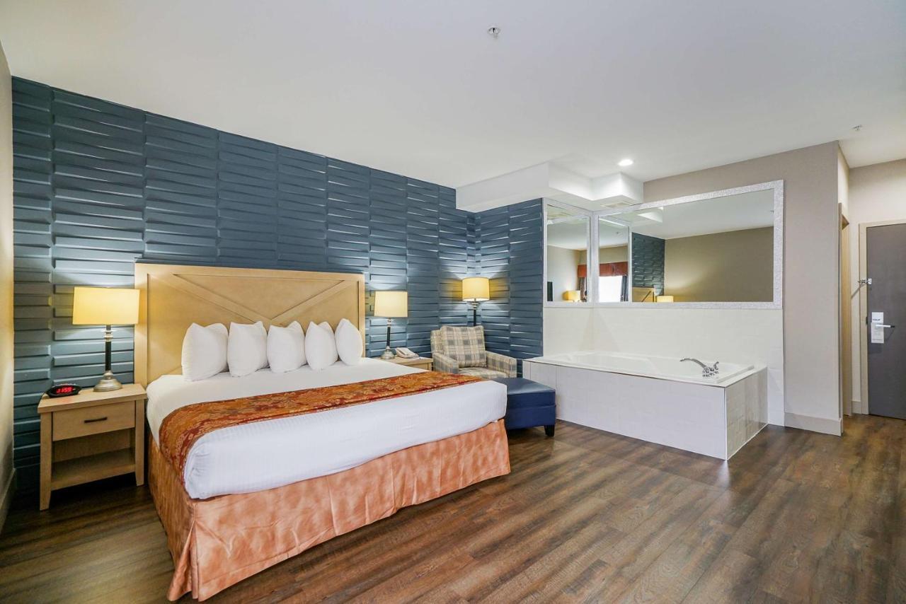 Western Peace Arch Hotel Surrey