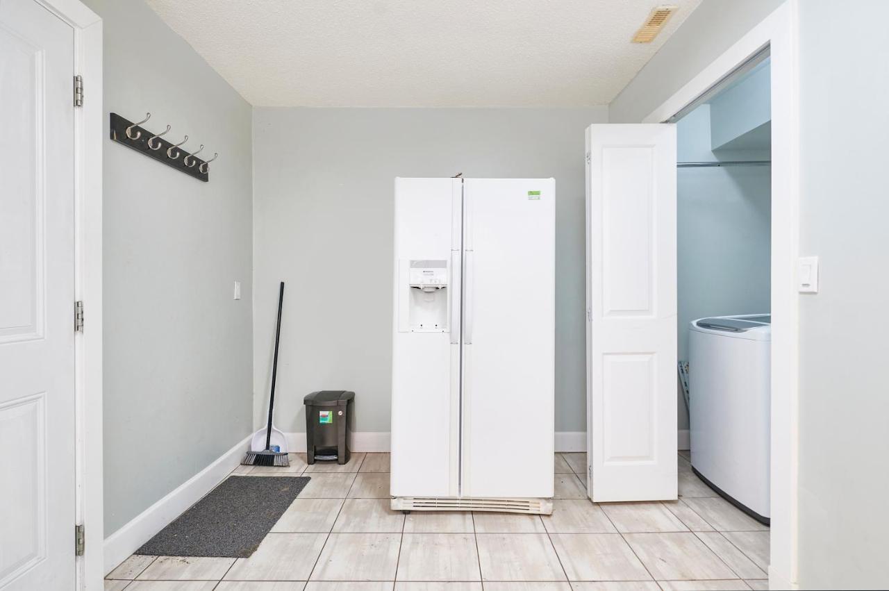Executive 2 Bed 1 Bath Spacious & Centrally Located Suite. Holiday home Surrey