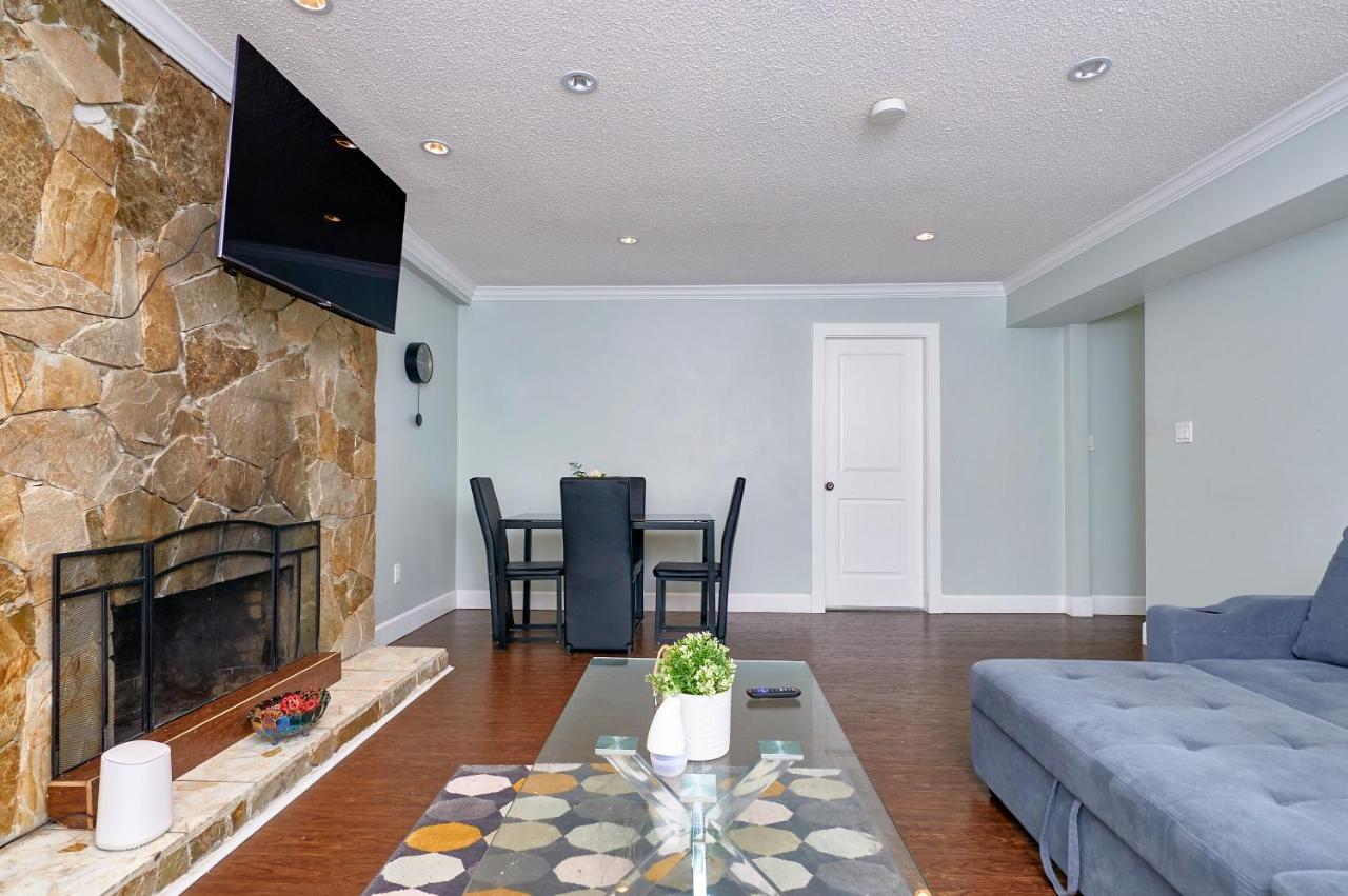 Executive 2 Bed 1 Bath Spacious & Centrally Located Suite. Surrey