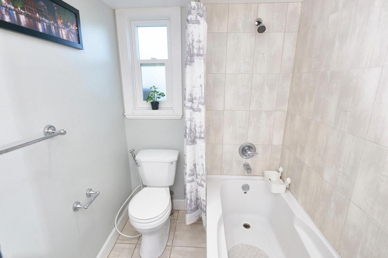 Executive 2 Bed 1 Bath Spacious & Centrally Located Suite. Holiday home *