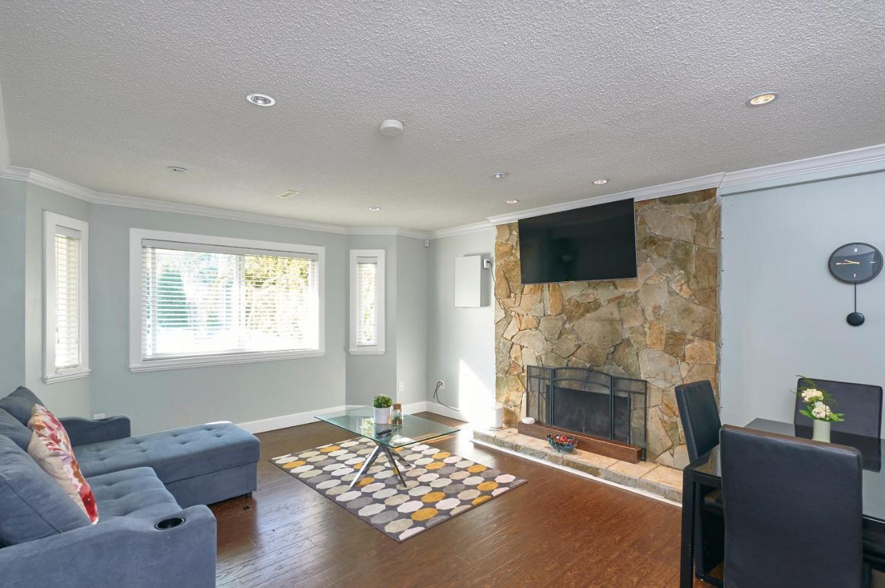 Executive 2 Bed 1 Bath Spacious & Centrally Located Suite. Holiday home *
