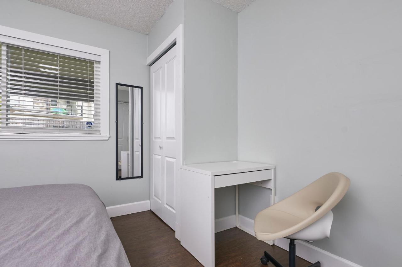 Executive 2 Bed 1 Bath Spacious & Centrally Located Suite. Holiday home