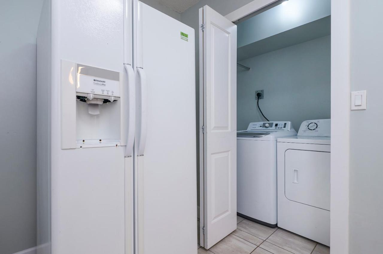Executive 2 Bed 1 Bath Spacious & Centrally Located Suite. *