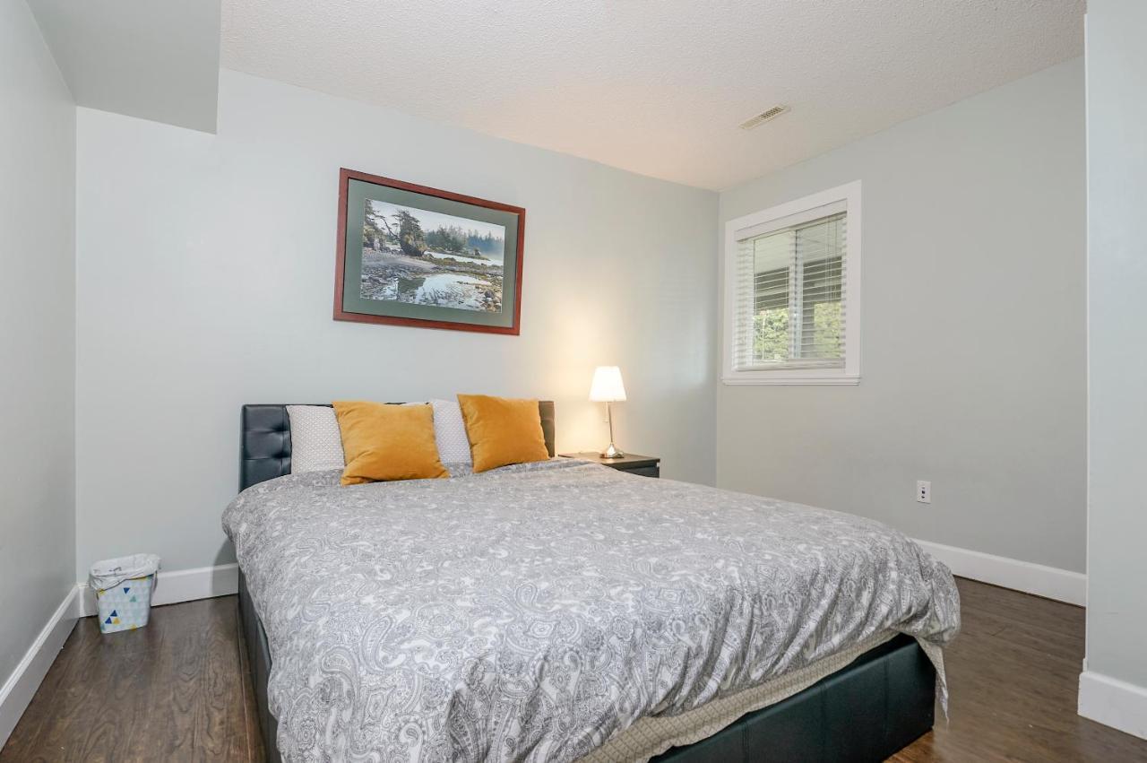 Executive 2 Bed 1 Bath Spacious & Centrally Located Suite.