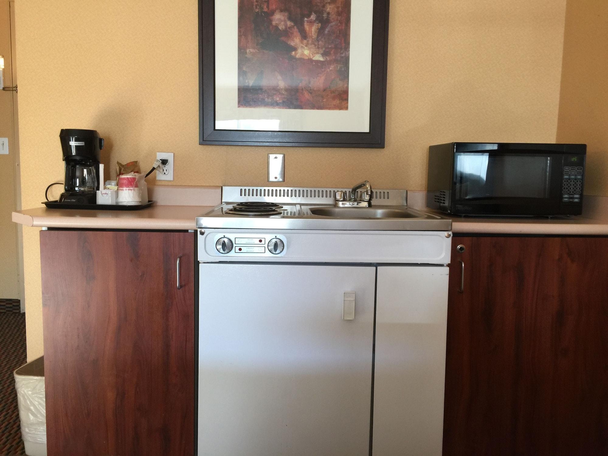 Ramada By Wyndham Surrey/langley Hotel 3*