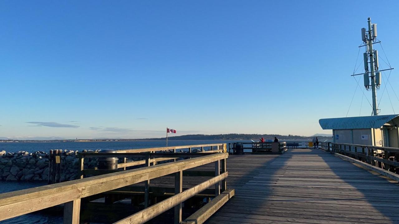Lux White Rock Pool House Beachfront Like * Surrey