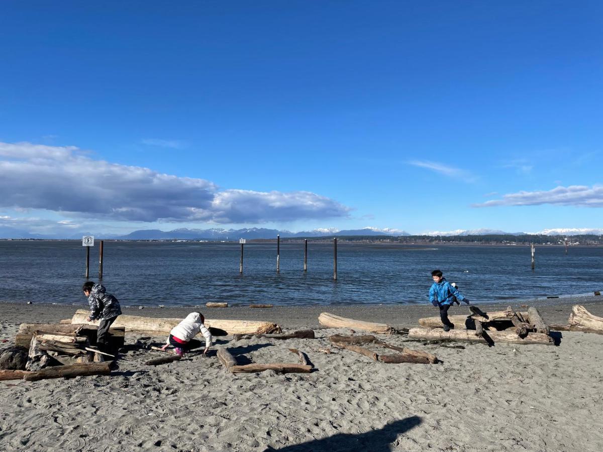Lux White Rock Pool House Beachfront Like Surrey