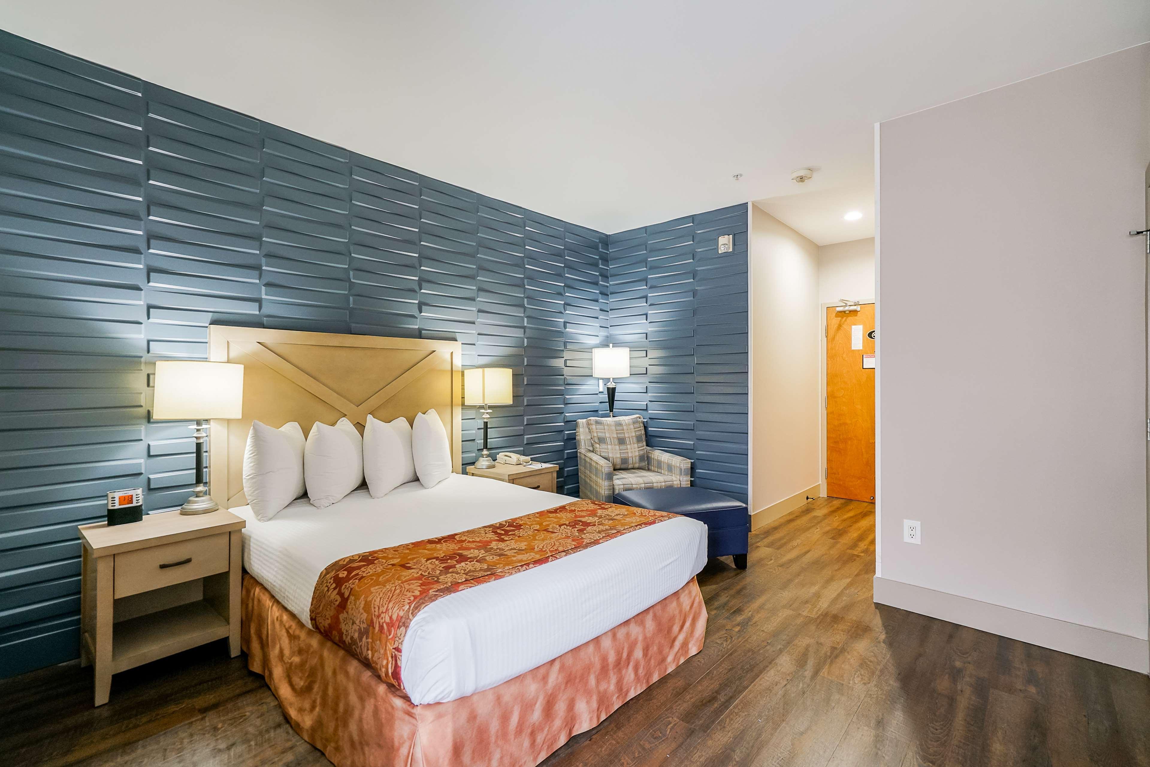Western Peace Arch Hotel