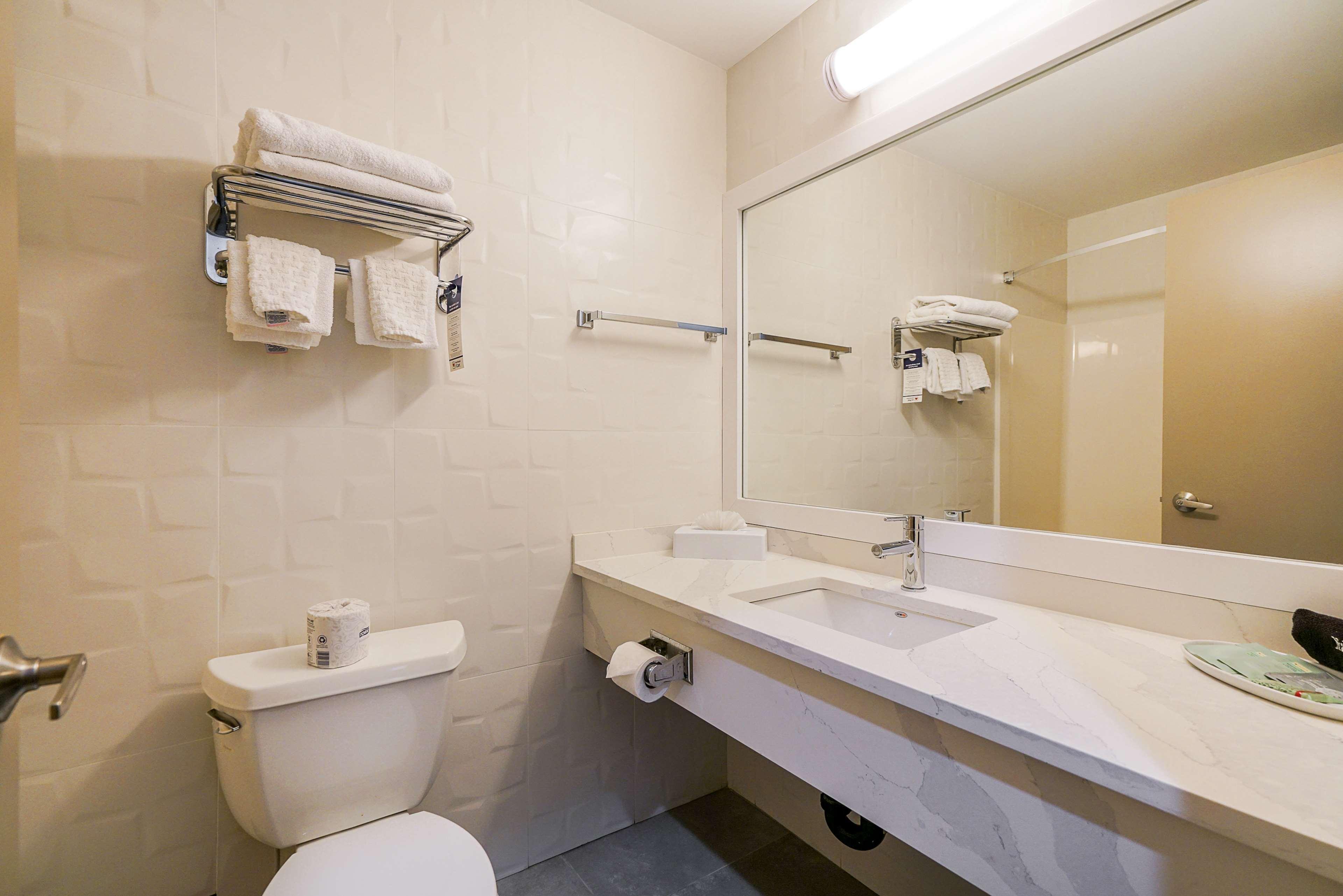 Western Peace Arch Hotel Surrey