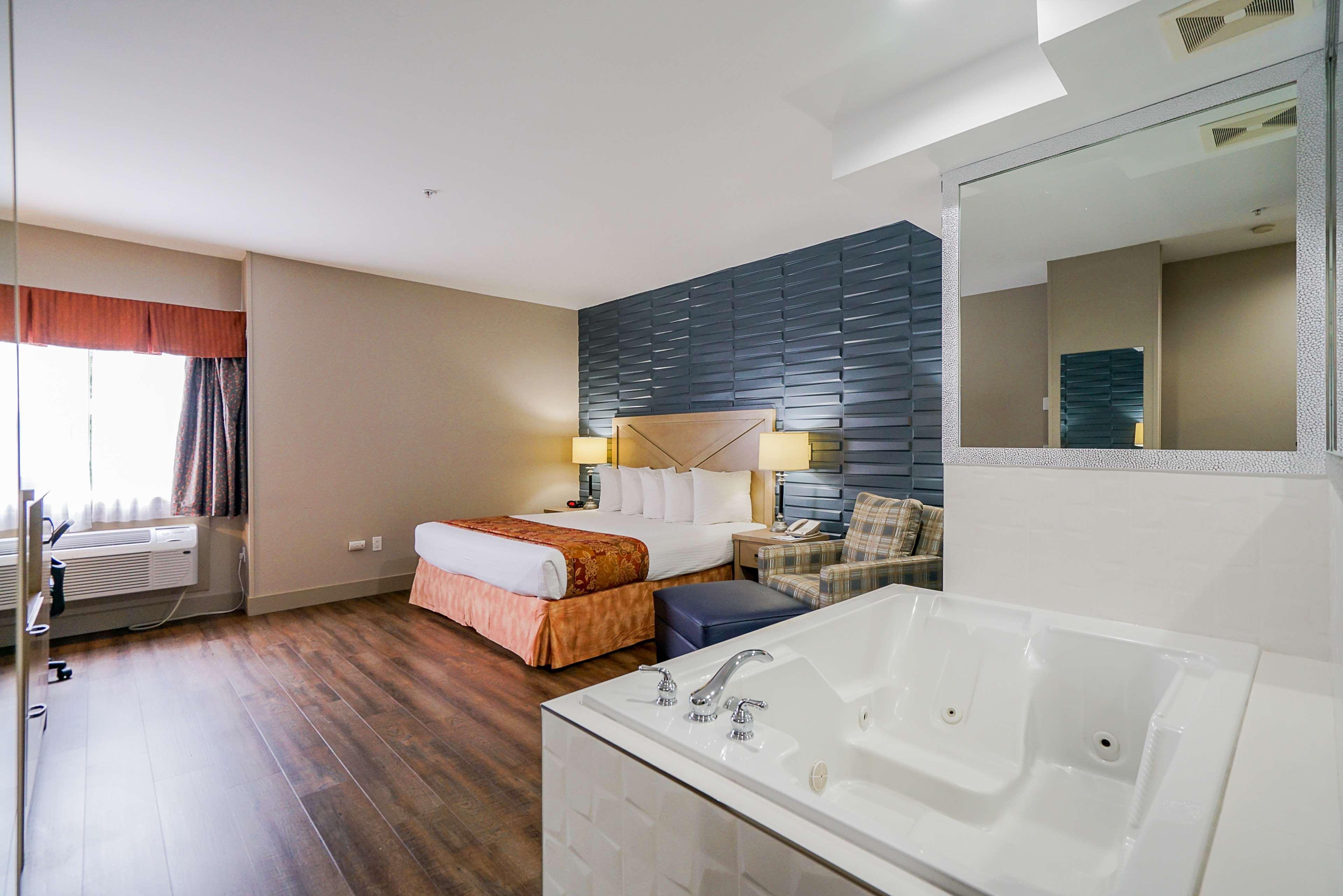 Western Peace Arch Hotel Surrey