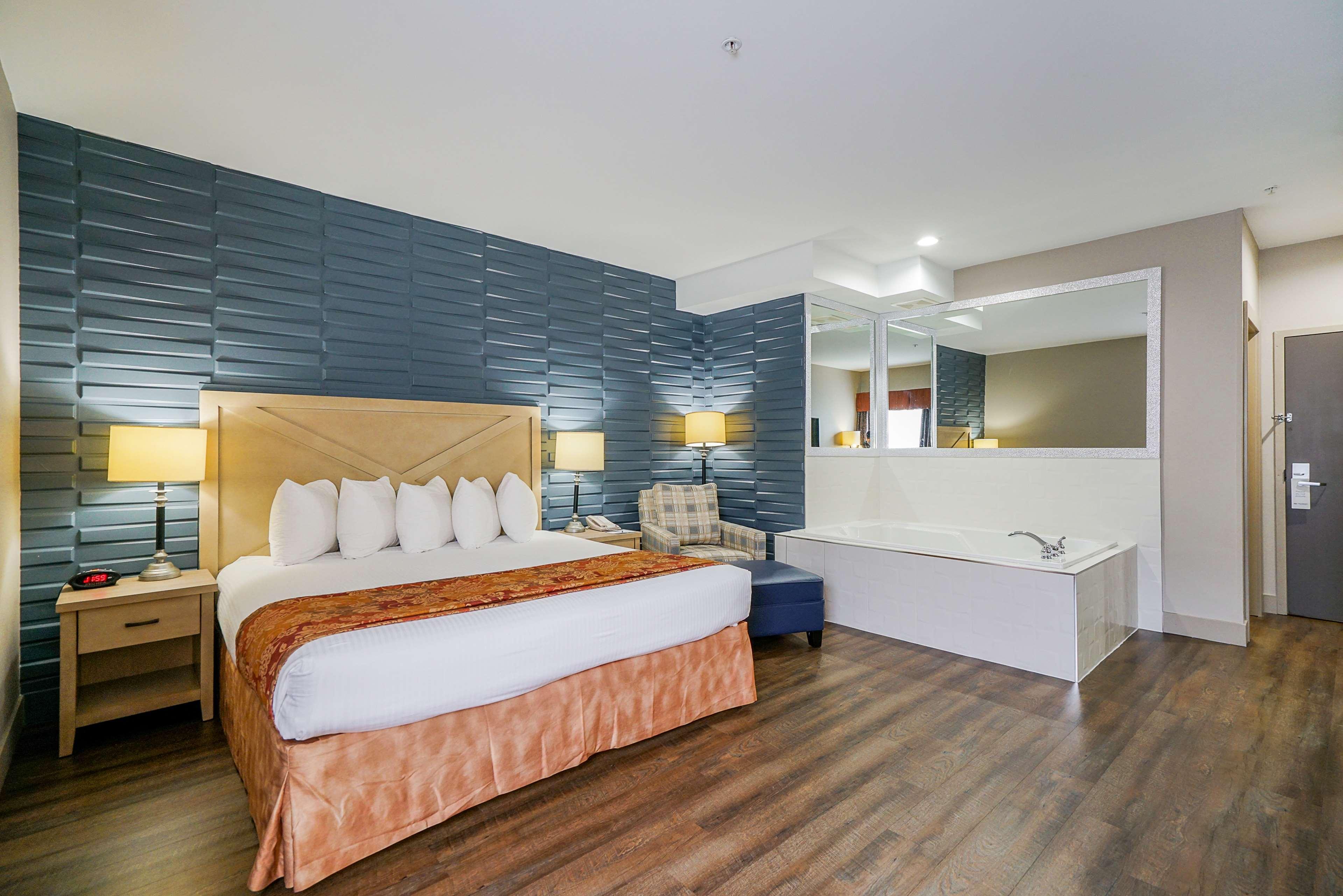 Western Peace Arch Hotel 3*