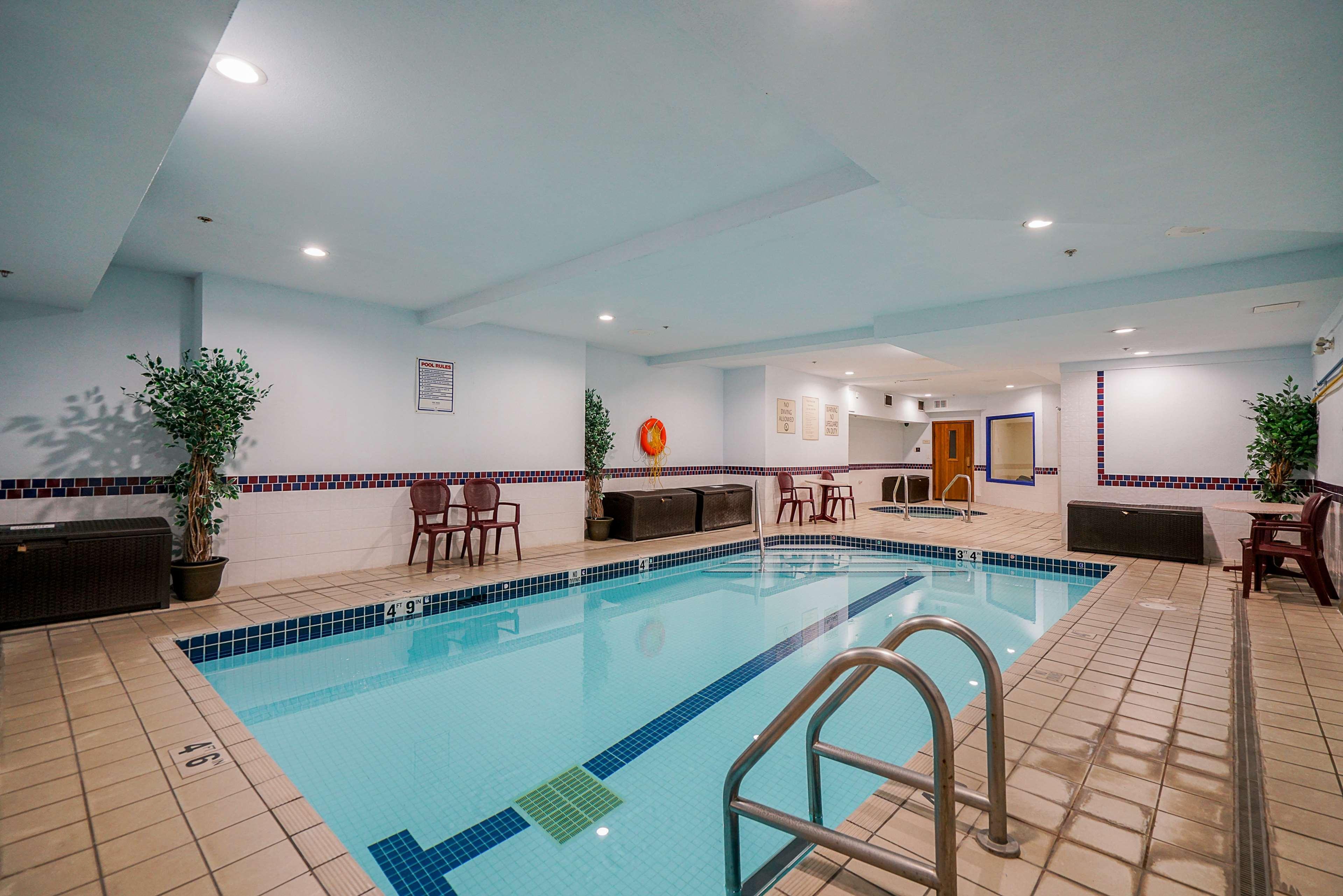 Western Peace Arch Hotel Surrey