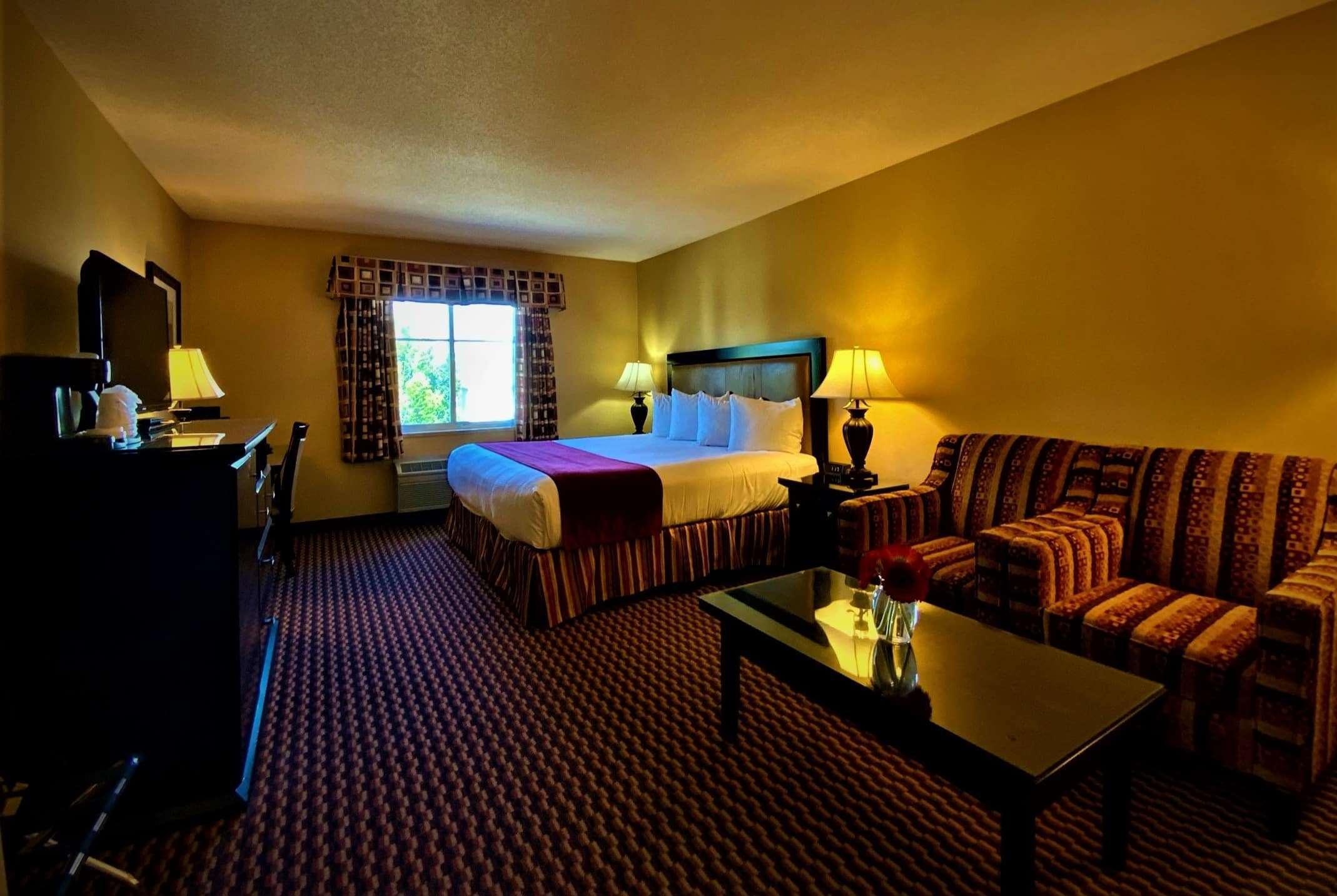 Ramada By Wyndham Surrey/langley Hotel