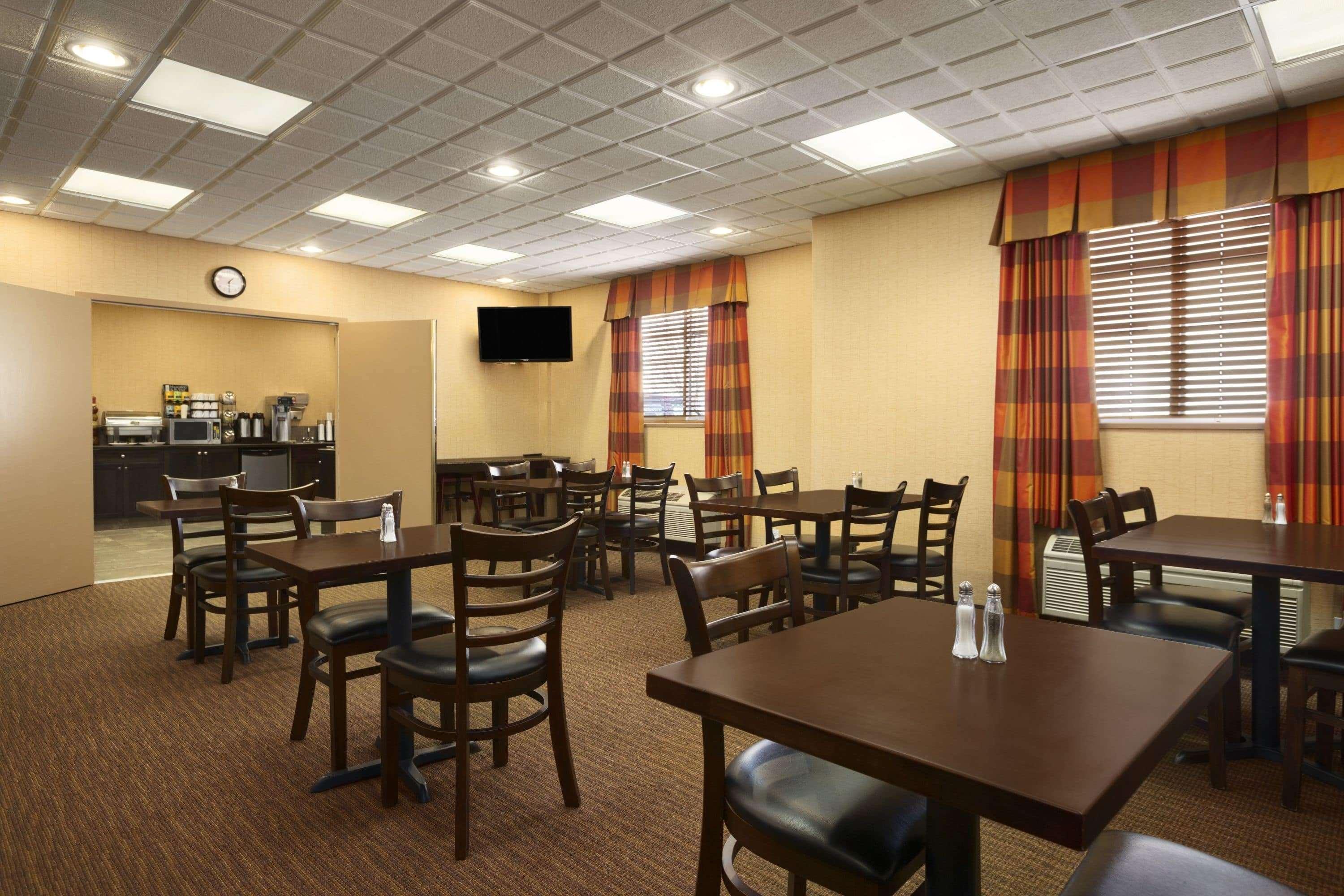 Ramada By Wyndham Surrey/langley Hotel