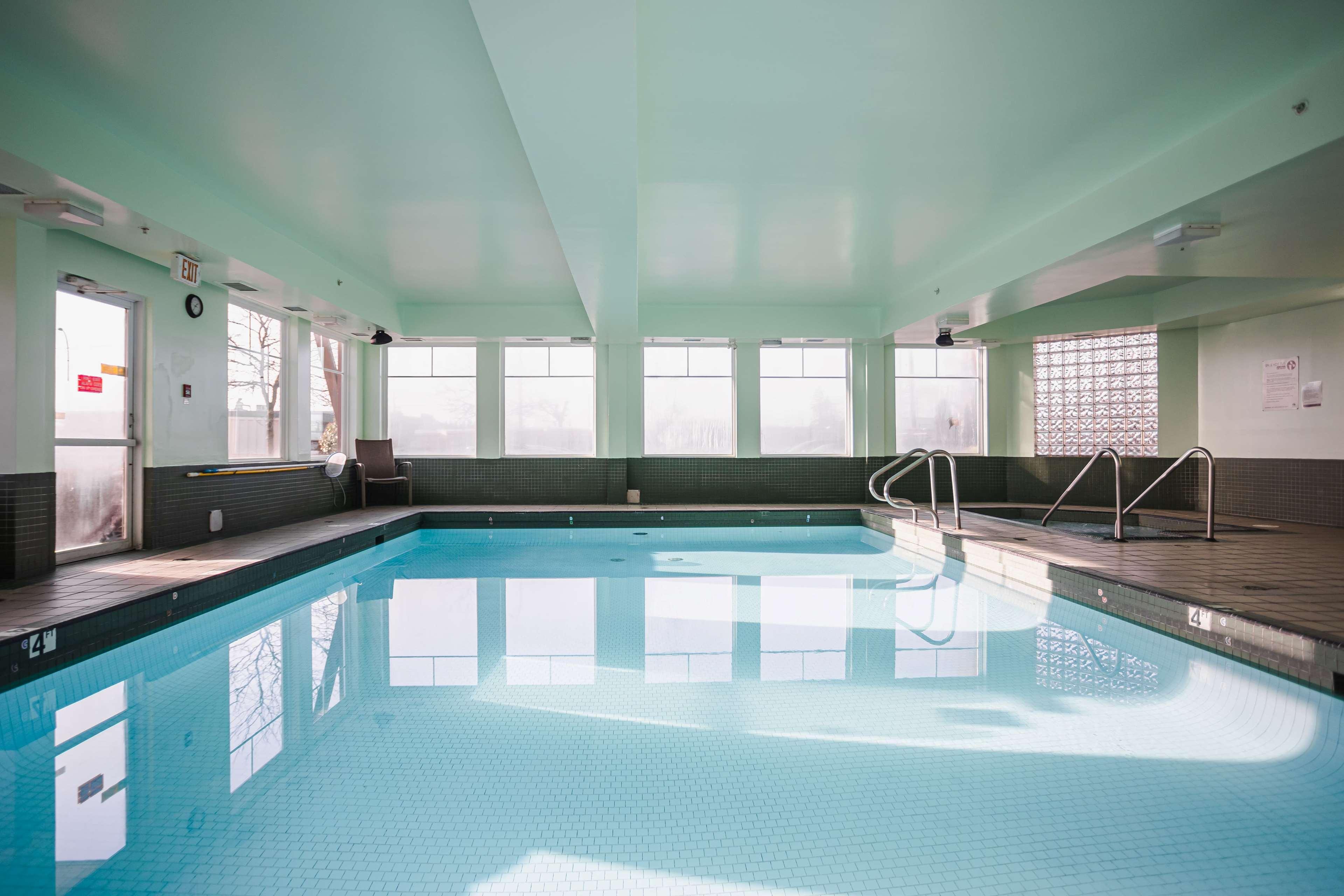 Ramada By Wyndham Surrey/langley Hotel