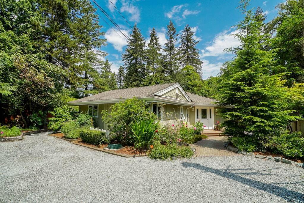 A Garden Oasis - 3-bed Private Off Hwy 1 * Surrey