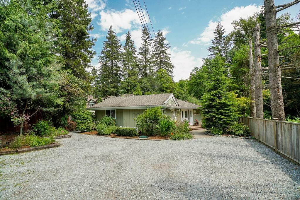 A Garden Oasis - 3-bed Private Off Hwy 1 Holiday home *