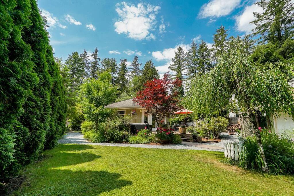 A Garden Oasis - 3-bed Private Off Hwy 1 Surrey