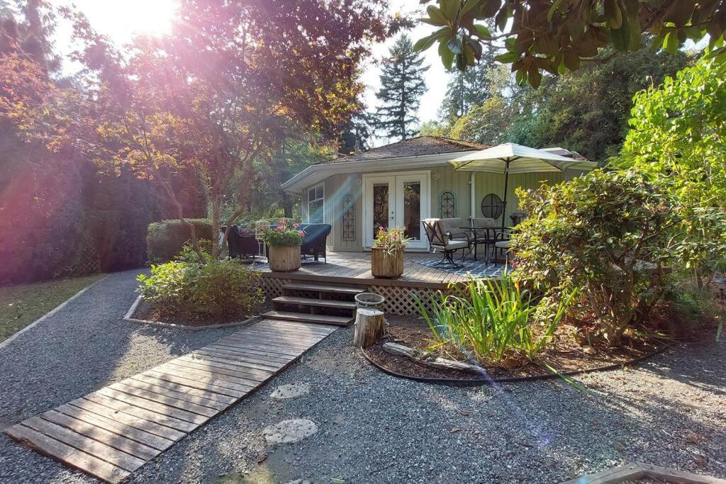 A Garden Oasis - 3-bed Private Off Hwy 1 * Surrey