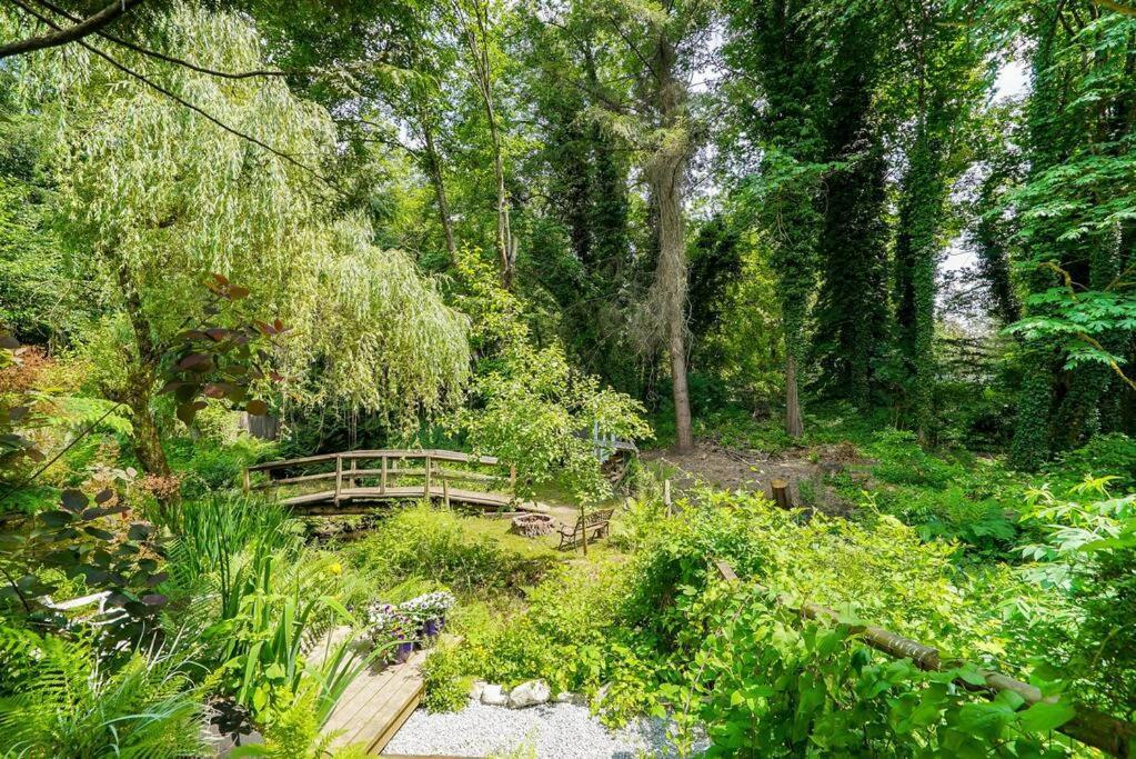 A Garden Oasis - 3-bed Private Off Hwy 1 Holiday home *