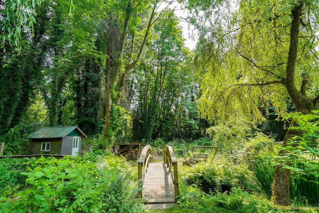 Holiday home A Garden Oasis - 3-bed Private Off Hwy 1 Surrey