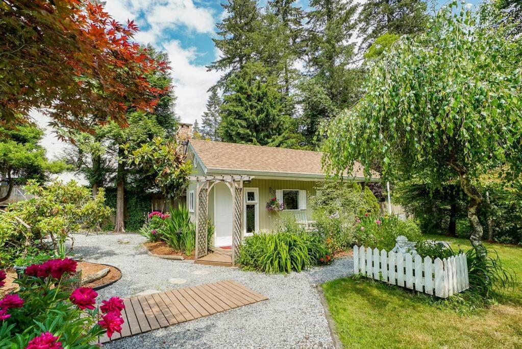 A Garden Oasis - 3-bed Private Off Hwy 1 * Surrey