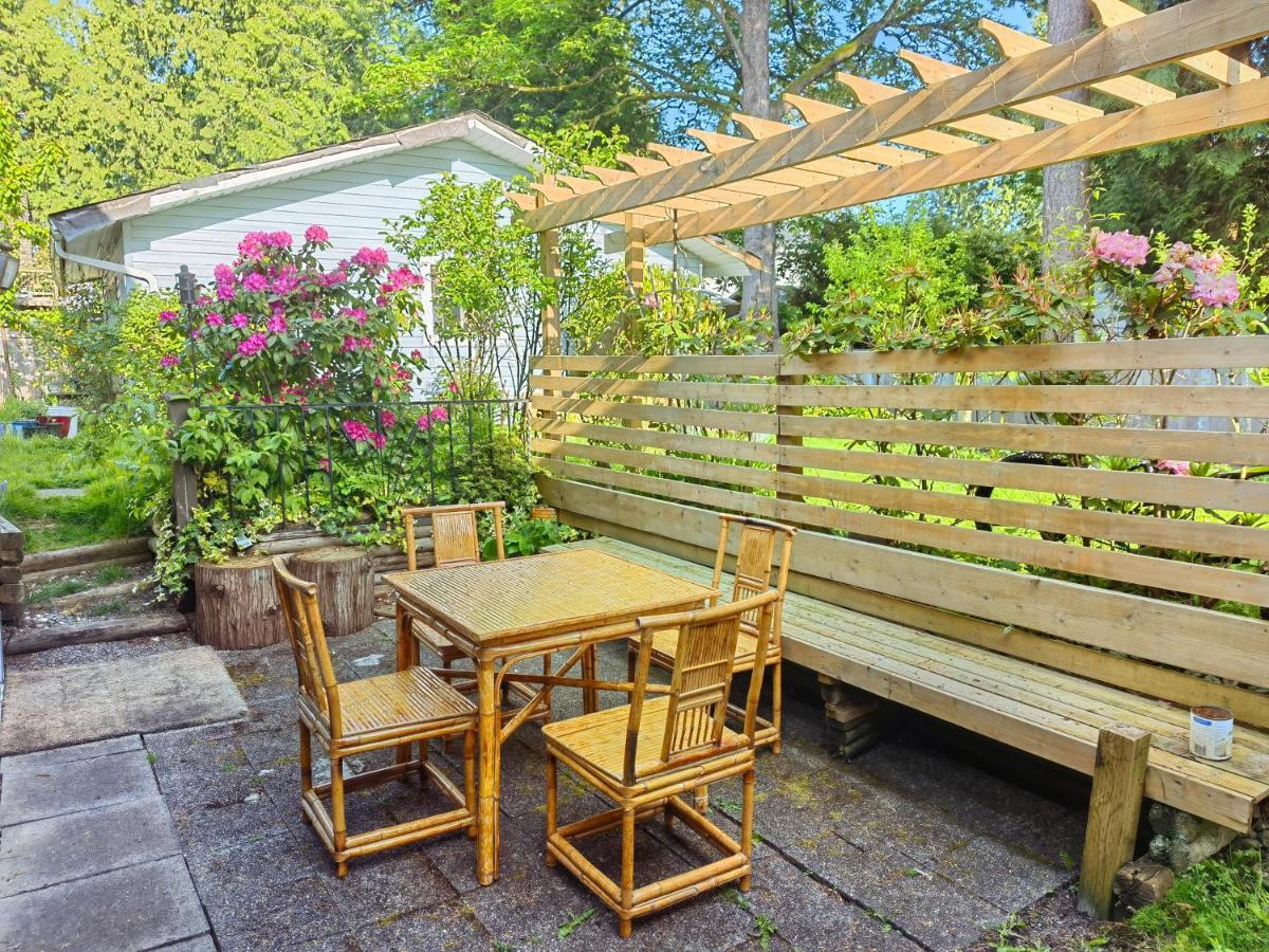 Happy-go-lucky White Rock Homestay