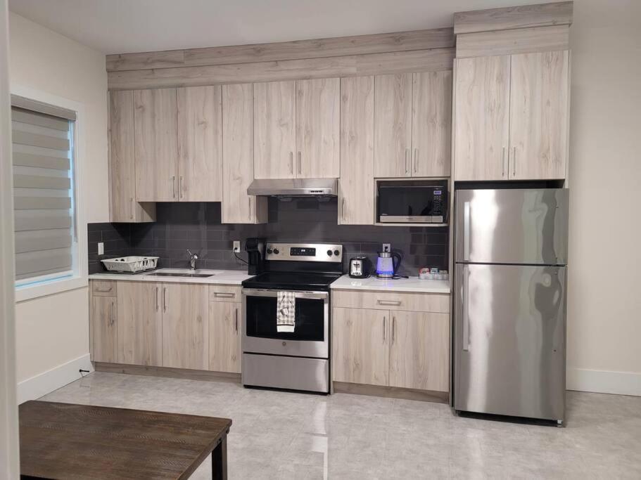 Spacious Getaway For Couples With Separate Entrance * Surrey